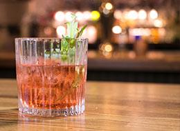 店長候補（銀座300BAR）*月給50万円～*完休2日制*銀座の元祖スタンディングバー**賞与年2回*転勤なし