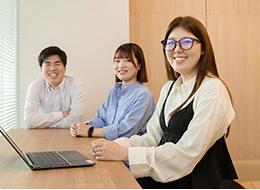 社内SE（インフラ）*教育予算5000万円*顧客折衝あり*賞与4.8ヶ月分*借上げ社宅制度