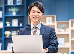 社内ITサポート■未経験OK｜賞与4.6ヶ月分｜残業月1h程度｜土日祝休み｜17時退社可｜資格取得支援あり