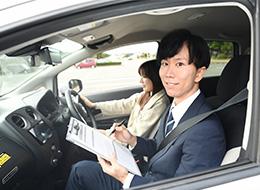 自動車学校のインストラクター｜未経験OK｜住宅手当・家族手当あり｜マイカー通勤OK