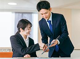 経営企画◆年収600万可／東証プライム上場グループ／実働7時間15分／基本定時退勤／賞与4ヶ月分実績／転勤なし