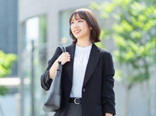 勤務は9時～17時で、残業なし。土日祝休み・年間休日120日で、自分の時間も大切にできます。
