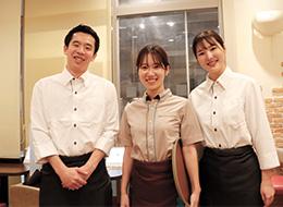 飲食店スタッフ◆未経験歓迎◆賞与平均年間150万円◆7連休×年2回◆平均勤続年数19.7年◆残業少なめ