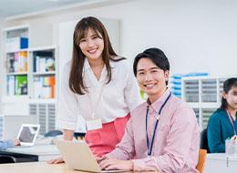 制作進行/20代活躍/事務作業メイン/残業月10h以内可/服装・髪色・ピアス自由/転勤なし/正社員登用あり