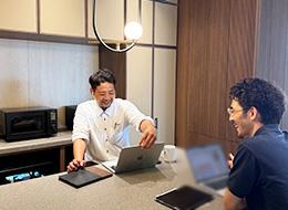 内装施工管理／直近3年の定着率は90％！／現場直行直帰が可能／正社員の平均年齢36歳