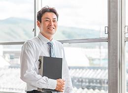 自動車教習指導員#未経験から国家資格取得#年齢不問#マイカー通勤可#賞与年2回#家族手当／住宅手当あり