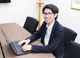 毎日の進捗確認や毎週の営業会議では受注のために先輩が意識していることを丁寧にレクチャーしています！