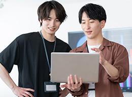 SE/実務未経験OK/リモートワークあり/賞与最大年3回（4か月分～）/残業月平均10h以下/面接1回