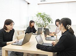 人事労務◆月給28.5万～＋賞与年2回◆時差出勤OK◆残業月20h以内◆各種社割あり◆マイカー通勤可◆転勤なし