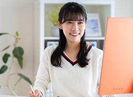 音楽が流れるフラットな職場。自社の売上に直結する、エンタメ経理ならではのやりがいを実感できます。
