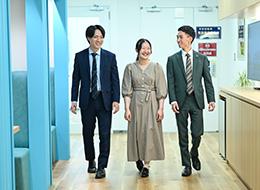 営業事務や整備部門、グループ会社と密にコミュニケーションを取りながら、お客様に長く寄り添います。