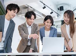 年1回の満足度調査で、無理のない環境と案件調整を実現しています。