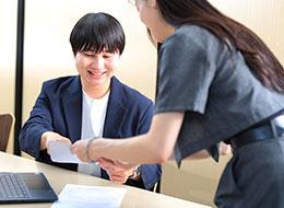 社内SE◆PM・PL候補／フレックス制度／残業10時間以内／土日祝休み／自社内でこの先も腰を据えて働ける