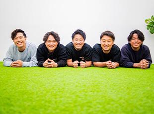 オフィスの床は人工芝！朝はボールを蹴るなど、いい雰囲気で働くことができます！