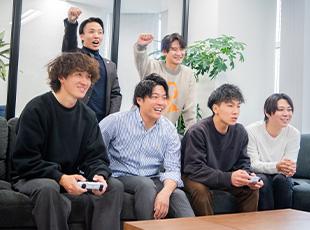 平均年齢は20代！ゲーム機が会社内にあり、共に遊ぶことも少なくありません。