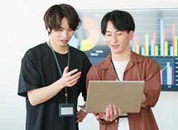 開発エンジニア◆微経験OK／月給30万～／チーム体制で安心／直取引案件多数／残業月10h以下／リモート案件あり