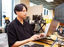 自社開発エンジニア/100％自社開発/上流工程から参画可/月給30万円〜/賞与実績2.5ヶ月分