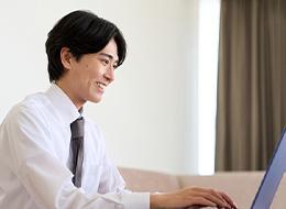 経理*フルリモート*フルフレックス*年休124日*残業月平均10h*PC等業務ツール会社負担*全国から勤務可能