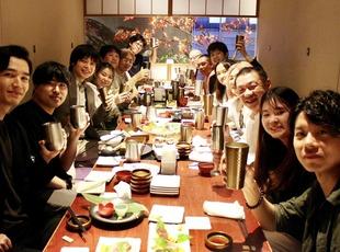 毎月第三金曜日自由参加の懇親会。 何か困ったことがあったら社長にも仲間にも気軽に相談できます。