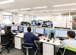 ご希望や適性により客先での案件もありますが、自社内メインのため当社社員たちとともに成長できます。