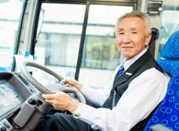 定年後のセカンドキャリアとしてコミュニティバスドライバーを選んだHさん（入社3年目）