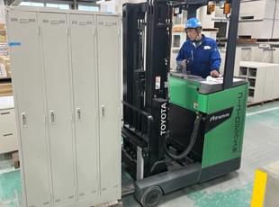 現場ではレンタル用の家具や什器、備品。それらをフォークリフトで動かします！