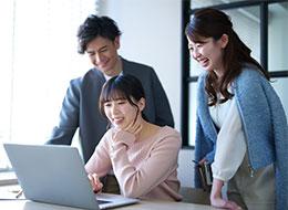 WEBデザイナー／WEBサイト・画像等の制作／異業種出身者活躍中／土日祝休み／フルリモート可能／残業少なめ