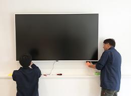 映像機器を設置する様子。チームで協力しながら業務を進めていきます！