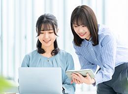 SNSクリエイター◆未経験歓迎／フルリモート可／年休128日以上／土日祝休み／月給30万円～＋インセンティブ