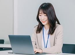 経理*月収33万円～*残業月20h以下*資格取得支援制度あり*土日祝休み*転勤なし*一部リモートあり