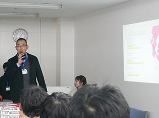 「一人ひとりが主役」──社長の話に耳を傾ける社員たち