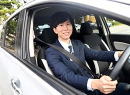 生活を支える福利厚生が充実。マイカーでのびのびと通勤し、裁量を持って働ける自由な社風です。