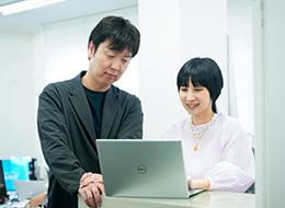頼れる先輩がしっかりサポート。トップダウンではなく、チームで相談しながら進める社風です。