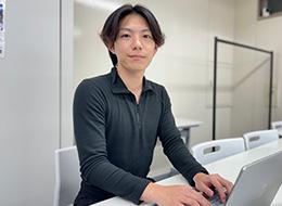 未経験入社から2ヶ月の研修を経て、今では先端AI開発に携わる先輩エンジニア。