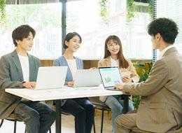 初級エンジニア／未経験歓迎／年間休日127日／残業月10h程／住宅手当4万円／定着率97%／研修制度充実