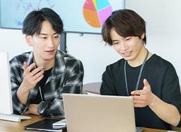 開発エンジニア*上流・AIプロジェクト多数！*残業月10.5h*年休127日以上*前給保証*20代30代活躍