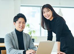 【SNSマーケター】★未経験大歓迎★全国からフルリモ可★月給30万円～★年休128日★土日祝休み