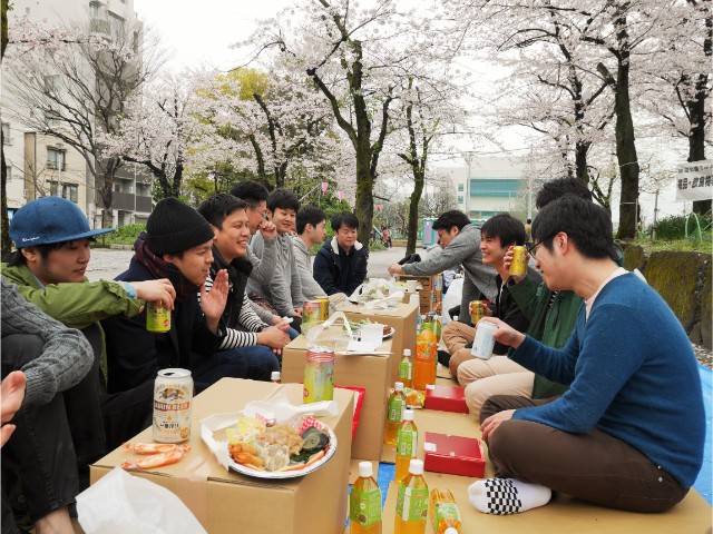 社内イベントお花見の風景です。